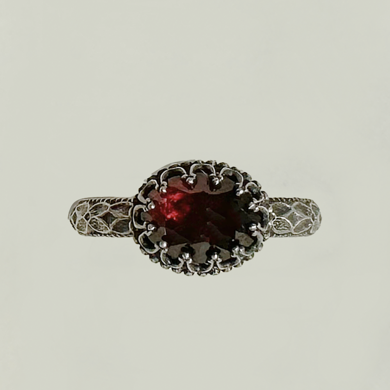 ANCIEGARNET. MEDIEVAL Garnet Crown Ring - Silver